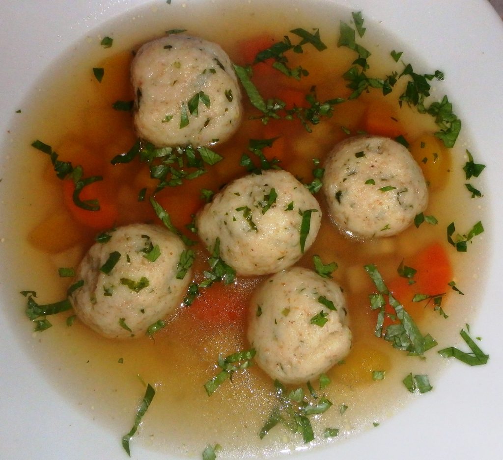 Grießknödel-Suppe – ländlekitchen.at